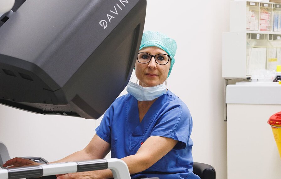 Abteilung für Urologie und Andrologie, Prim. Dalpiaz mit Roboter