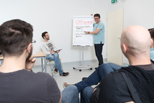 Besprechung des Trainingsszenarios im Debriefing-Raum