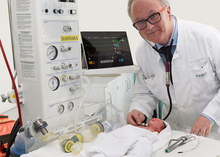 Prim. Prof. Kaulfersch mit Frühgeborenensimulator